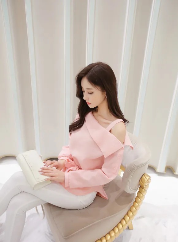 粉底色|美图欣赏:孙允珠,粉底色玫瑰斜肩灯笼袖休闲衫