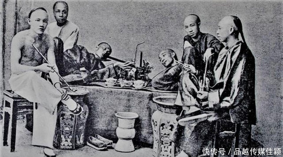 小脚女人|晚清时期老照片,裹小脚女人做针线活,照相馆模特展示雨具