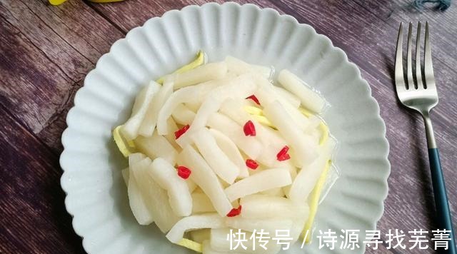 教你一种腌萝卜条的做法,腌2个小时就能吃,酸甜微辣,口感脆爽!