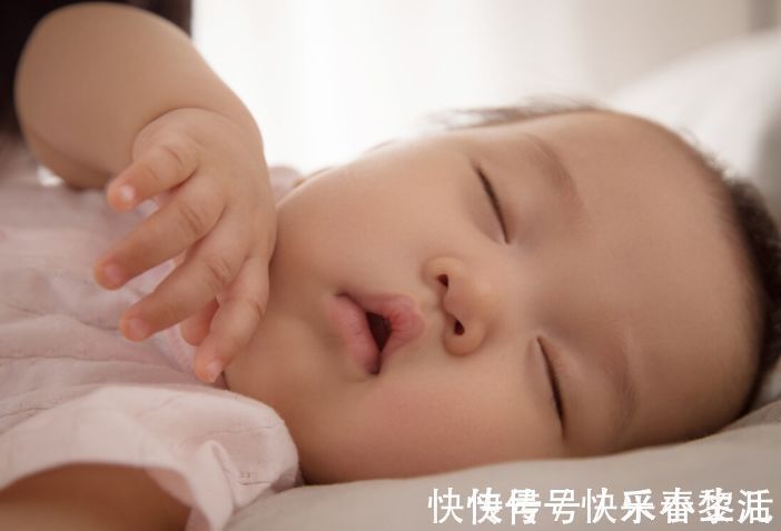 起床|孩子起床时间有讲究,盲目叫娃早起耽误长高,家长是否忽略了?