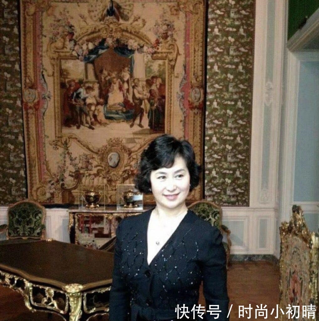 豆腐腿|何超琼换了清爽短发减龄至少20岁,穿粉色上衣配短裤,秀出豆腐腿