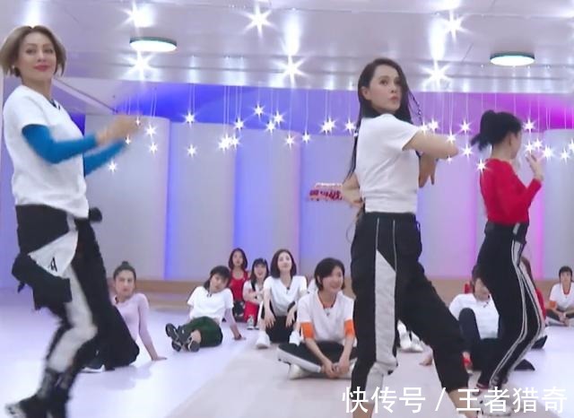 張雨綺|《乘風(fēng)破浪的姐姐》開場舞集訓(xùn)伊能靜站C位,萬茜全程笑看不吱聲