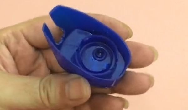 洗发水盖子不要扔,中间剪一剪,放在卫生间,全家人都要抢着用!