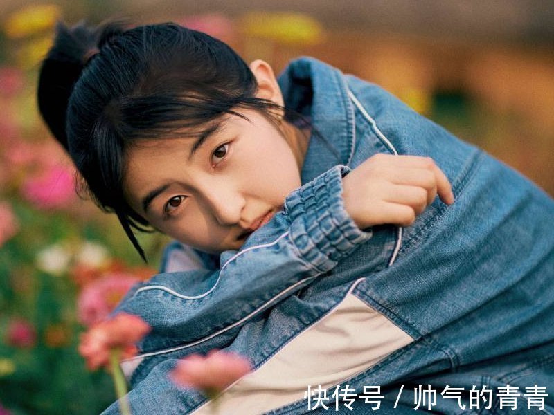 明星综艺干活被质疑，当镜头扫过张子枫裤腿后，网友：一目了然