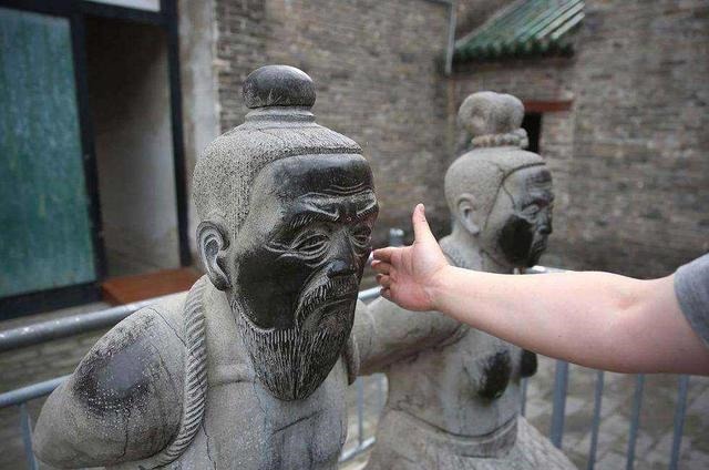 后人|岳飞被陷害无辜而死后，秦桧和赵构是怎样对待岳飞妻子和子女的