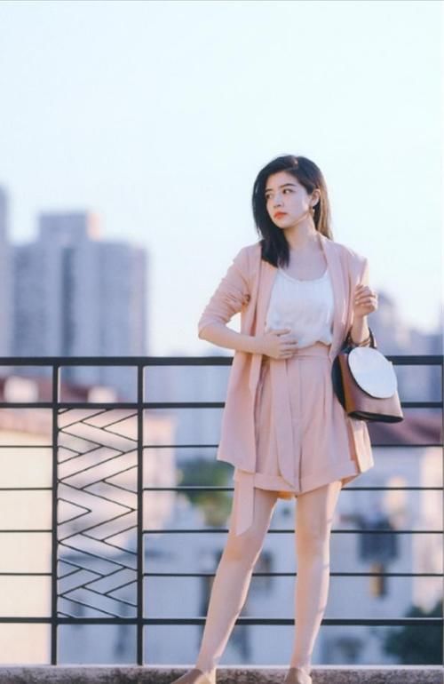 肤色|今年夏天流行高级“裸色”搭配法，优雅好搭又提气质，谁穿谁好看