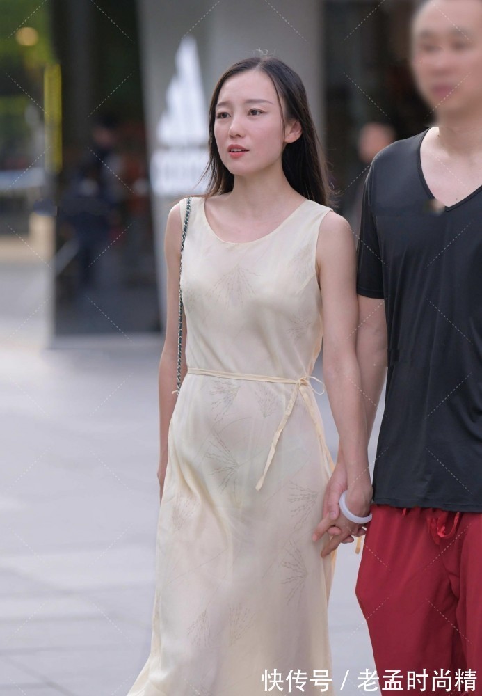 街拍|美女街拍:很优雅的气质美女,随和但不随便,总感觉像是在温柔的对我微笑