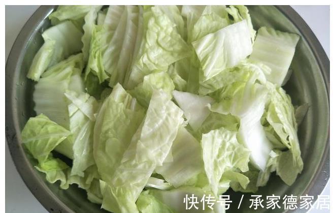 口感|白菜炖粉条时,“放2味”口感好,白菜软烂嫩香,粉条爽滑又好吃