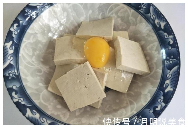 烧豆腐时,直接下锅容易碎,多加1步,豆腐完整又好吃