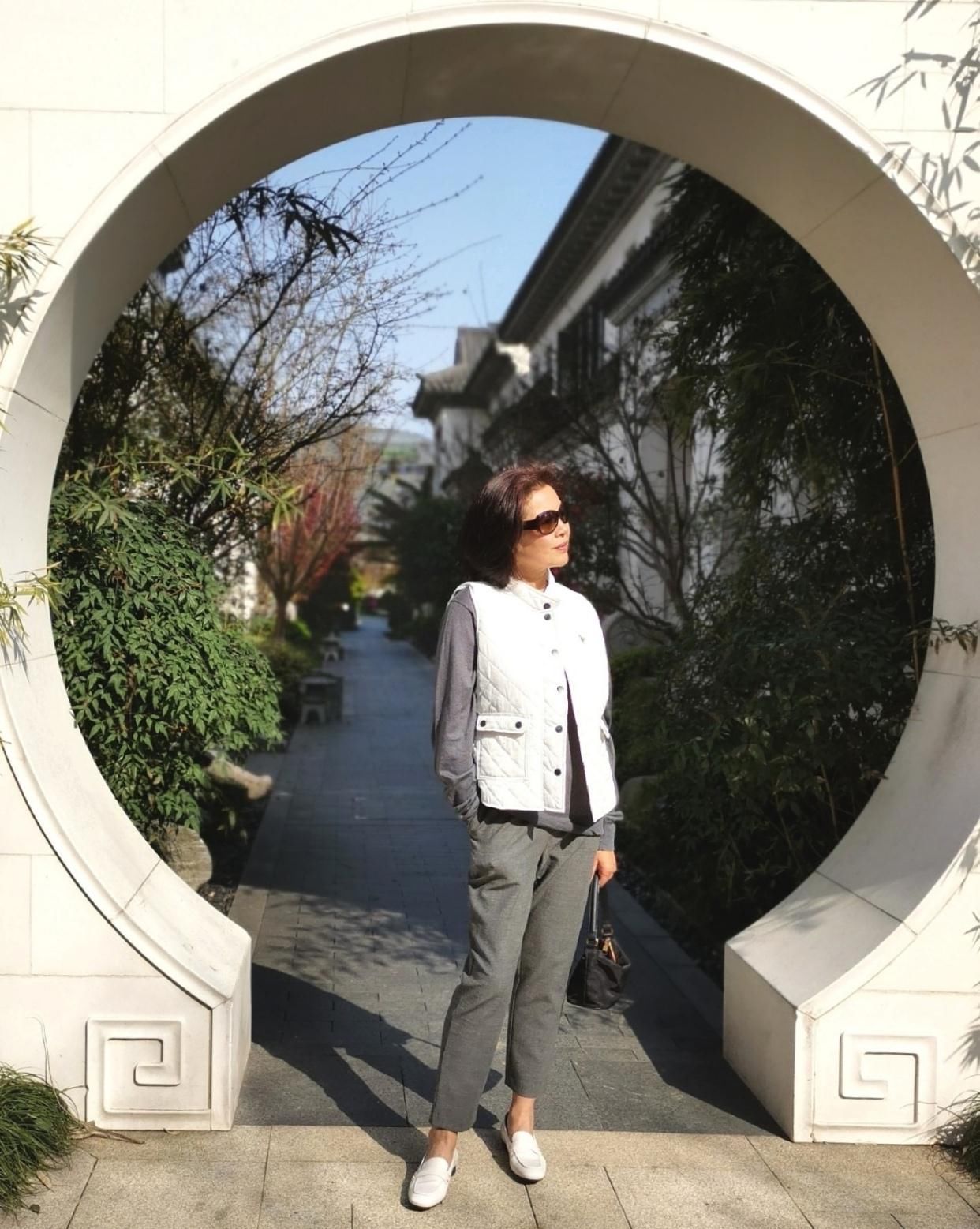 开春不穿裙子还可以穿什么？九分裤 平底鞋，六十岁女人穿好时髦