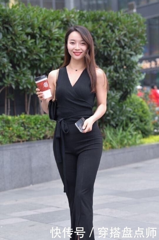 喇叭裤|“桀骜不驯”的穿搭就是这样，连体裤搭配高跟鞋，气质简直太强大