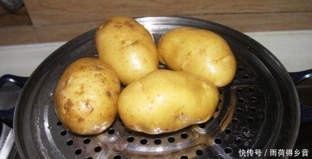 土豆维生素C含量,是苹果的7倍,可蒸着吃好,还是过油炒好