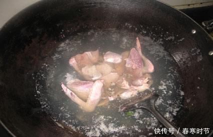 为什么炖出来的鸽子汤有腥味？大厨：加了这2味，没腥味就怪了