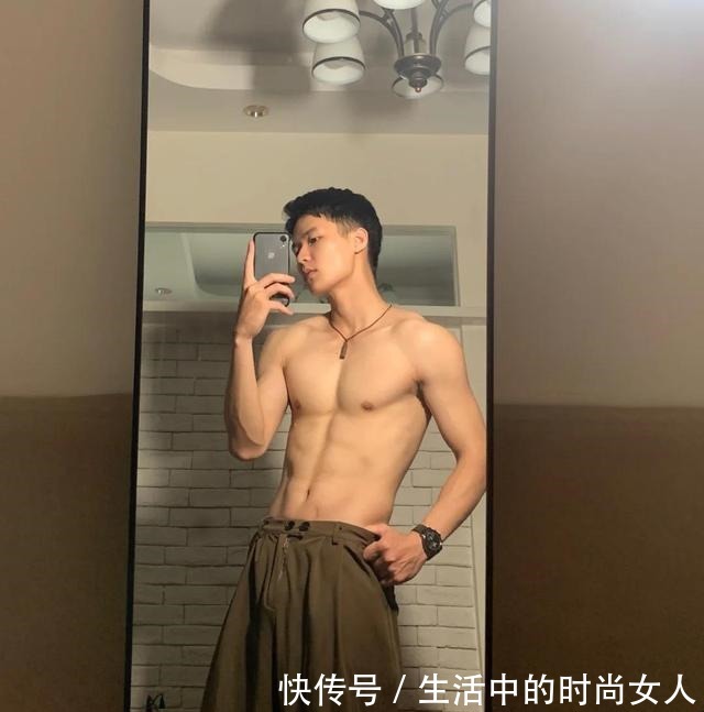 被這枚愛秀腹肌的肌肉“小狼狗”圈粉了！