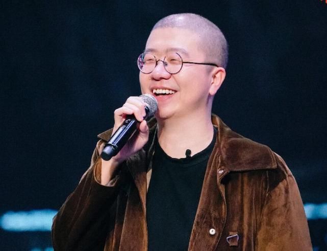 《吐槽大会》提词器上连语气词都有，脱口秀演员该不该看提词器呢