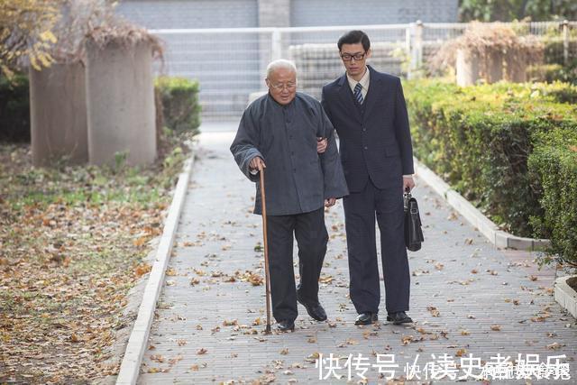 贾羲民#启功当年写的大字报,被收藏界炒出天价,深夜排队偷字的人发财了