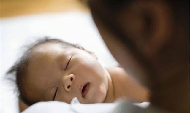 气体|宝宝白天频繁吃奶、不肯睡觉，除了母乳不足之外，还有两种可能