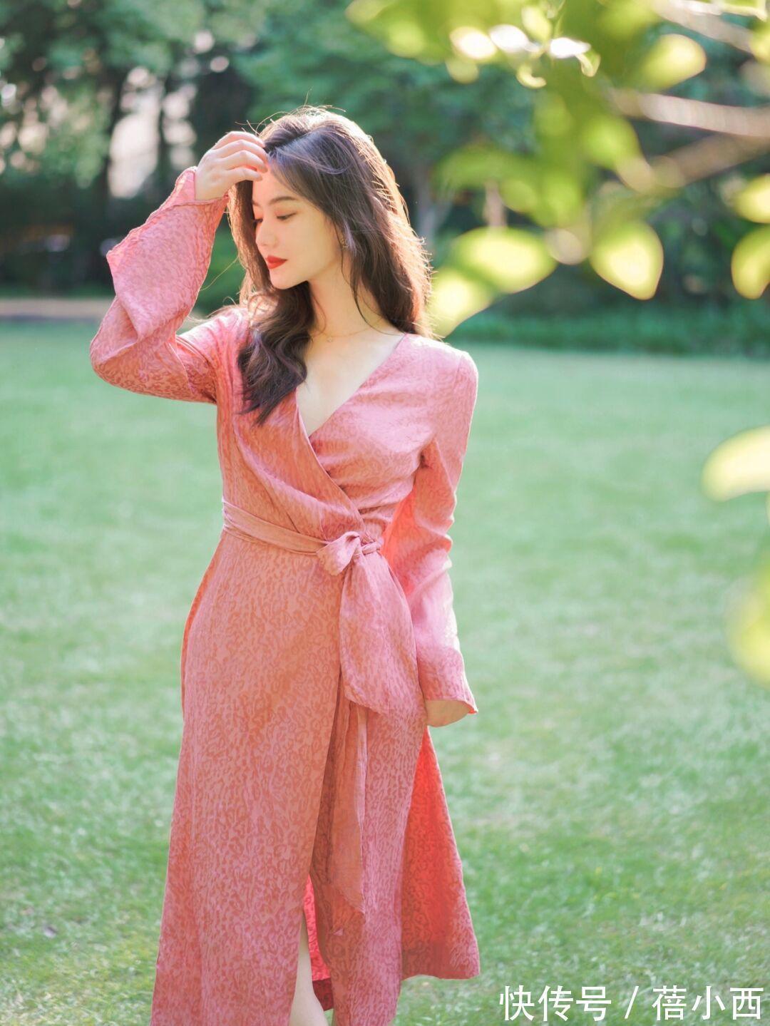 小蛮腰 40岁女人穿衣要讲究点,学博主的连衣裙、半身裙搭配,优雅又体面