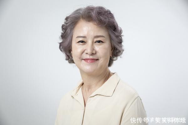 中老年人|五六十岁的女人,别总烫盖半耳短发,试试露耳小爆卷,减龄又洋气
