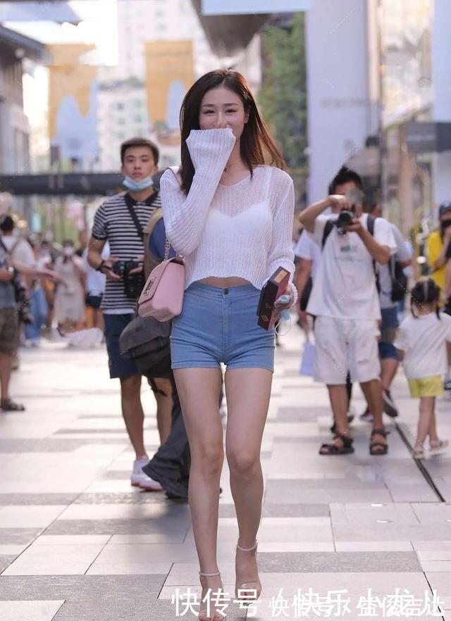 撞衫 穿短裤少配短袖,搭配单一有些拉胯,“撞衫”就显得尴尬了