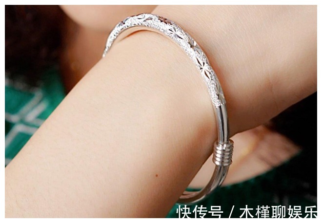 项链|女人长时间戴“银手镯”，后来怎么样了别只知其一不知其二