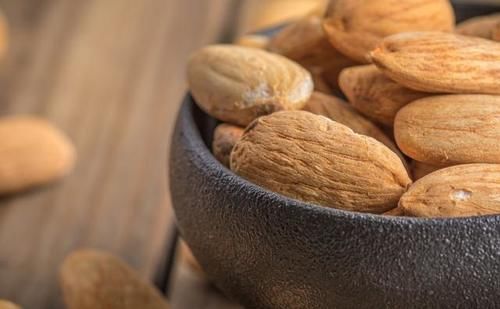 蓝莓|糖尿病可以吃零食吗？营养师：吃对3种零食，对血糖稳定有好处