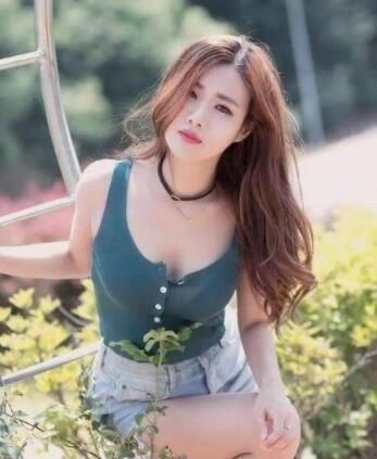 底裤|街拍漂亮的紧身打底裤小姐姐,展现女神的精致典雅