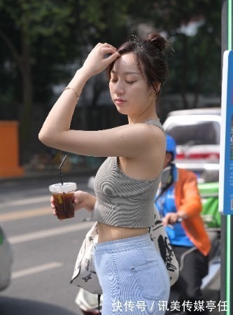 优雅 气质女生优雅穿搭,无袖上衣搭配牛仔裤,美的让人心跳