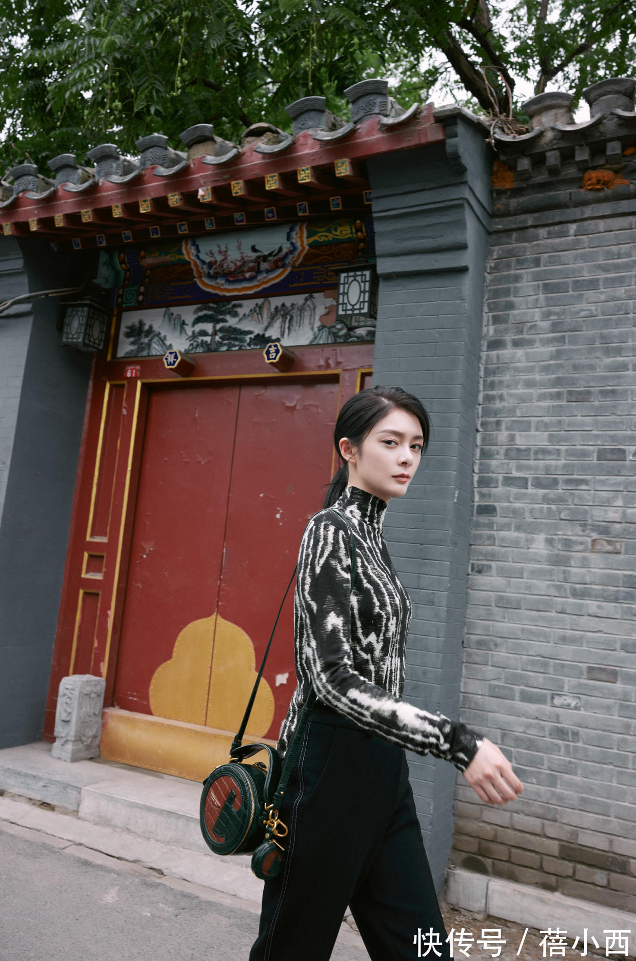 清冷|傅菁真是清冷美人,穿斑马纹上衣配长裤,又美又飒太有女强人气场