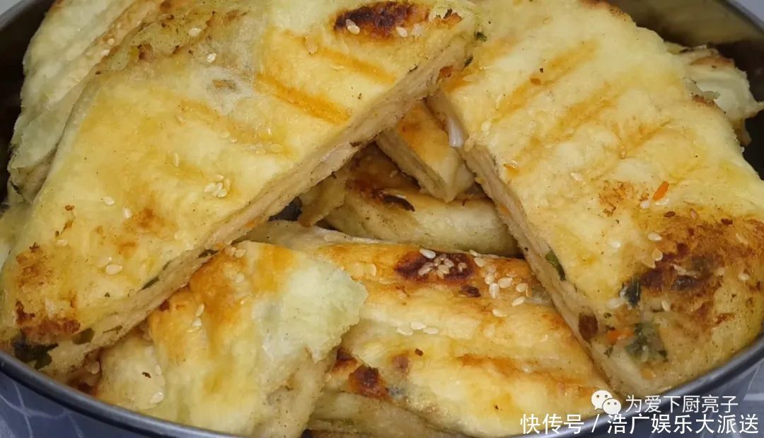 鸡蛋|土豆别再炒着吃了,撒1把葱花,比鸡蛋饼还香,出锅孩子都抢着吃