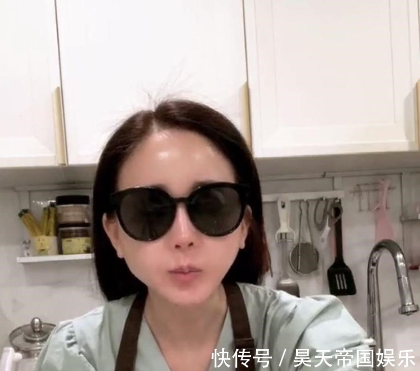 45岁咸素媛直播,全程戴着墨镜吃面条,墨镜起雾了都舍不得摘
