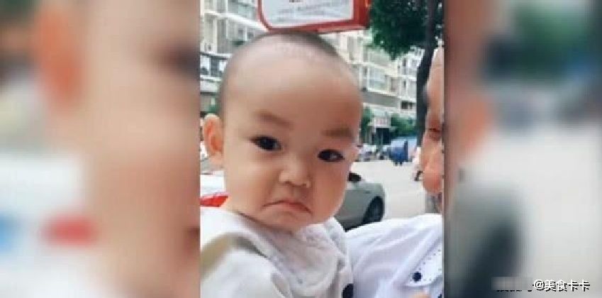 宝妈把宝宝送到爷爷家断奶，街上偶遇接下来宝宝的反应，太可爱