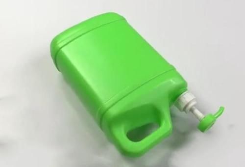 洗洁精的按压嘴不要扔,粘在门上这样用,解决了很多人的大问题