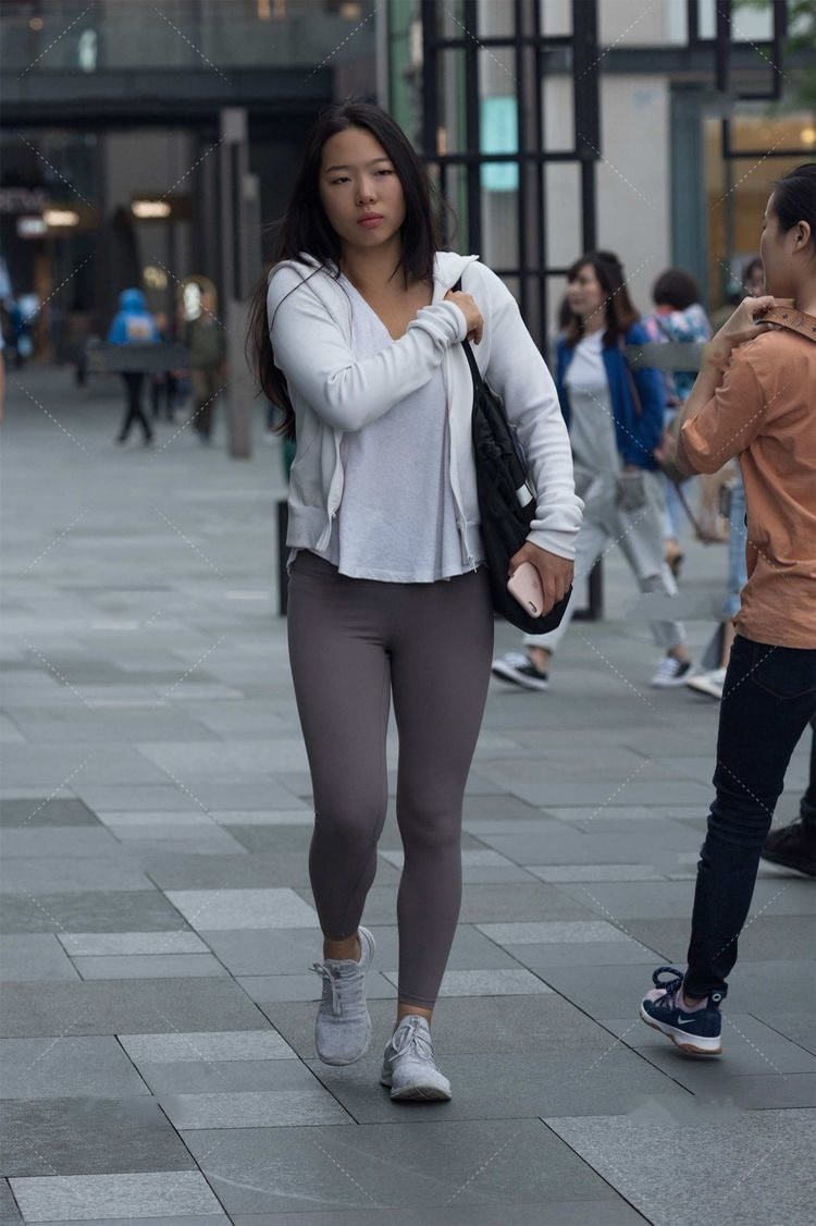 修身长裙 深灰色修身长裙,上身舒适,时尚大气