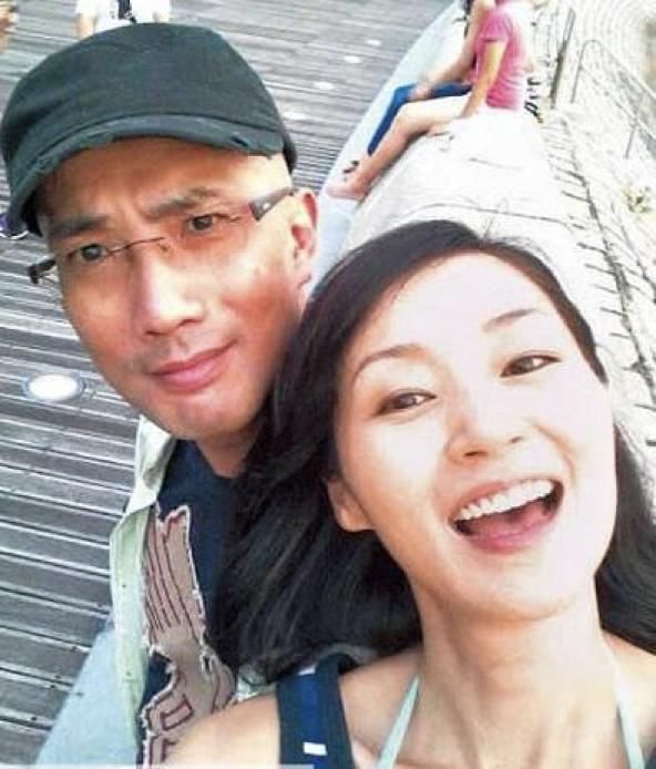 50岁万绮雯曝近况!身材优越大长腿瞩目,闪婚金牌编剧至今无子