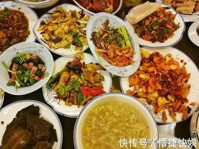 烙馍|8道凉菜，15道热菜，农家院的团圆饭总花费588元，网友说：太值了