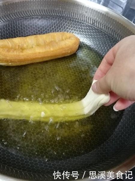 爱吃油条收藏了,教你一招,早上只需几分钟,热腾腾的油条出锅
