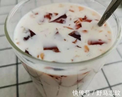 冰粉粉|仅需要4种材料的茶冻撞奶,做好了比奶茶还好喝!