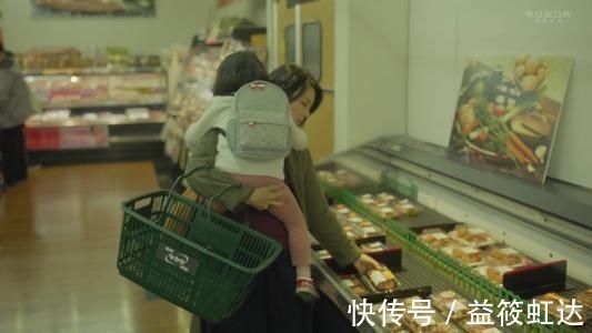 早生娃|二胎妈妈带娃机场照火了,网友羡慕:后悔没有早一点生孩子