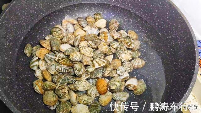 炒花蛤,最忌直接下锅就炒,教你正确做法,出锅鲜嫩无沙,不腥气