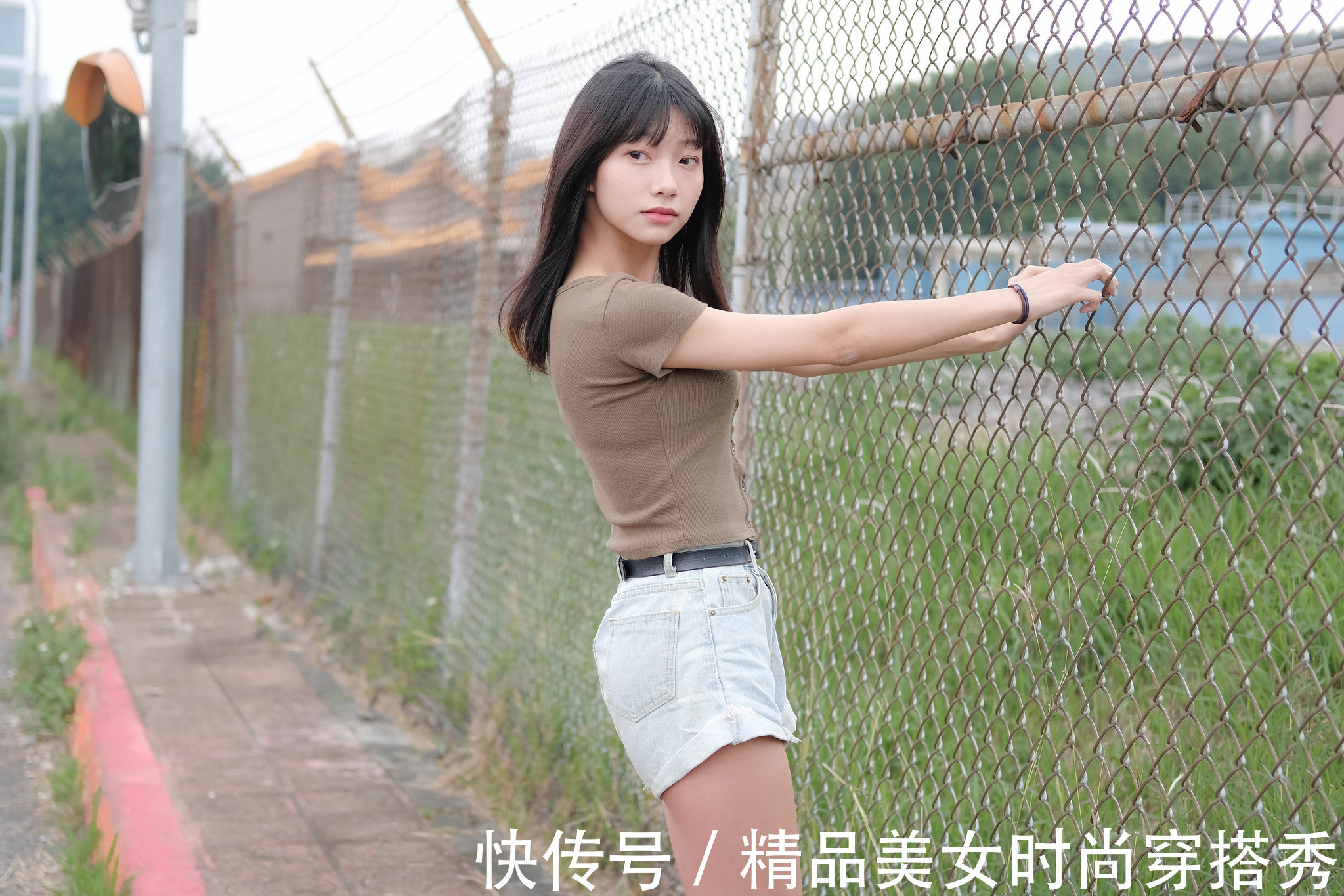 搭配|水洗白的牛仔裤上身搭配一件短袖针织小衫,夏日里穿着清爽舒适