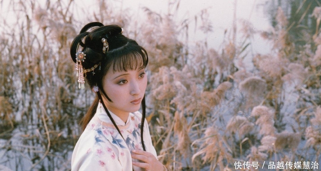 袭人|袭人为何处处看不惯林黛玉?黛玉身上这两个优势,令她自卑