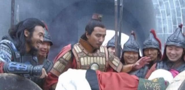 摔倒|朱元璋摔倒在地,百官都装着没看见,唯有1人去扶,却遭处决,全家流放!