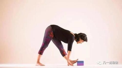 骨盆|4个借助瑜伽砖拉伸小腿的练习,练过的都说小腿瘦了,腿变直了