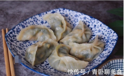 热腾腾的蒸饺，分分钟就搞定，这样和面又薄又筋道，上桌准吃光