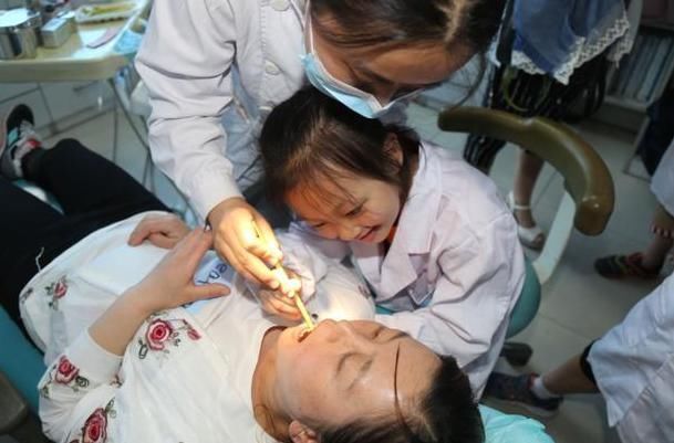 刷牙|女儿嘴太臭被同学孤立,医生从嘴里取出异物,连亲妈都当成作呕