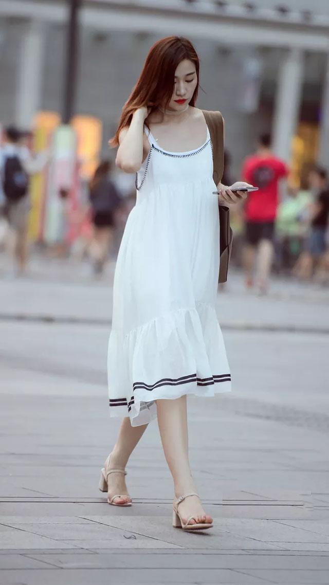 身材高挑|长发披肩的小美女,红色吊带长裙,展现出窈窕身姿