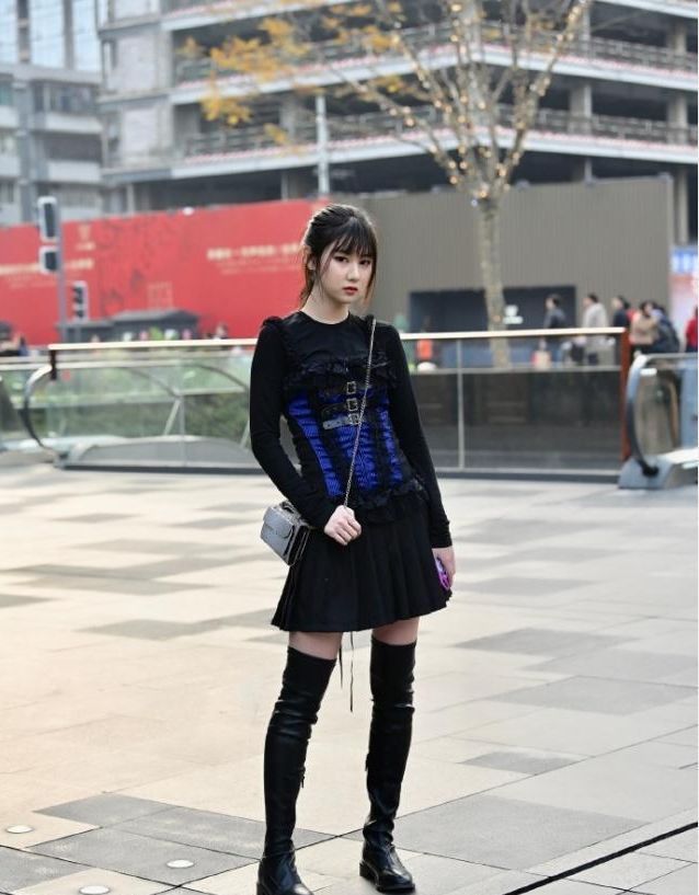 街拍:好养眼的小姐姐啊,看到她以后,心情马上变得好起来