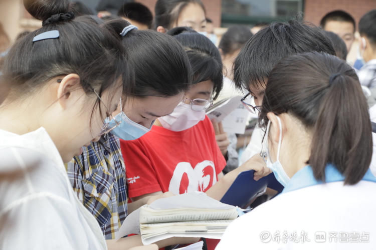 考生们|2021年烟台中考首日开考！芝罘中学考点外考生有序进场