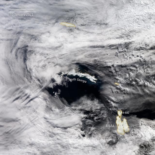 巨大的A-68a冰山绕过了南乔治亚岛，并迅速解体